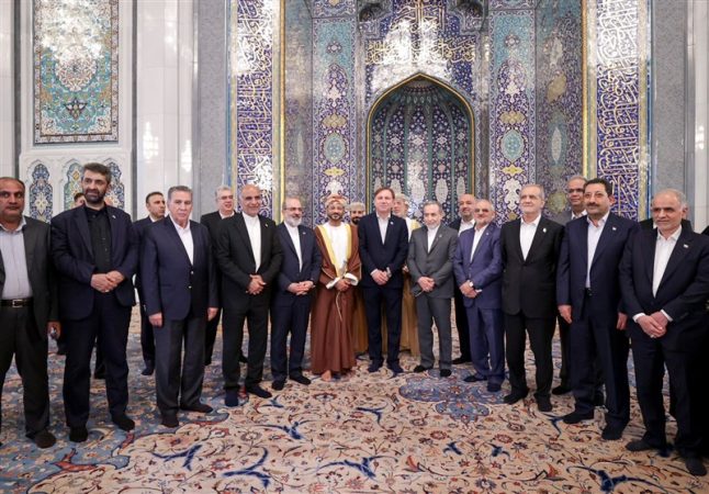 پزشکیان در عمان/ از دیدار با سلطان تا یادگاری در مسجد
