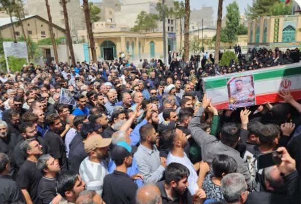 پیکر شهید علی عباسی روی دستان مردم آزاده ی شهرستان رباط کریم تشییع شد + عکس پیکر شهید علی عباسی روی دستان مردم آزاده ی شهرستان رباط کریم تشییع شد + عکس