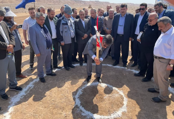 کلنگ زنی نیروگاه خورشیدی ۱۵ مگاواتی در شهرک صنعتی پرند + تصاویر