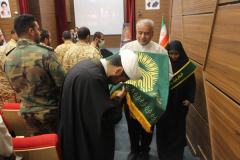 اشک شوق سربازان نزاجا در آغوش پرچم امام رضا(ع) + تصاویر