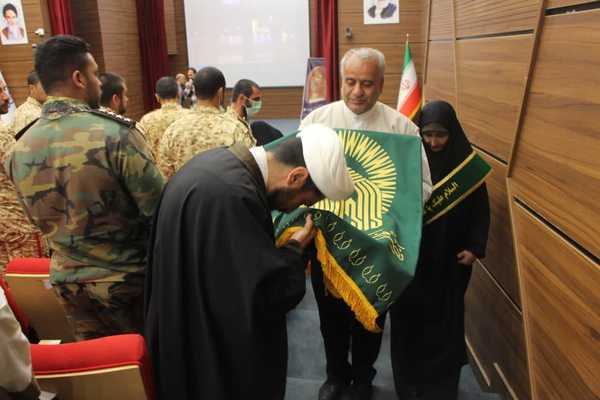 اشک شوق سربازان نزاجا در آغوش پرچم امام رضا(ع) + تصاویر اشک شوق سربازان نزاجا در آغوش پرچم امام رضا(ع) + تصاویر