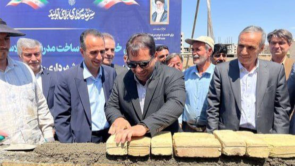 آغاز ساخت‌ یک باب هنرستان و تحویل ۴ قطعه زمین توسط شورا و شهرداری به نظام آموزشی رباط کریم + تصاویر