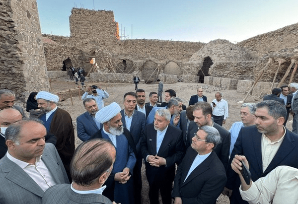 تاکید وزیر میراث فرهنگی بر احیای قلعه سنگی پرند/ جسمی مدرن و روحی تاریخی دارد + فیلم و تصاویر تاکید وزیر میراث فرهنگی بر احیای قلعه سنگی پرند/ جسمی مدرن و روحی تاریخی دارد + فیلم و تصاویر