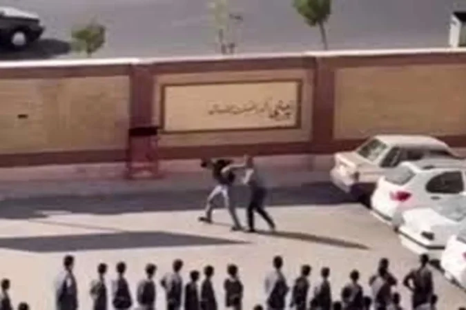 اخراج کادر خاطی مدرسه پرند در پی انتشار فیلم تنبیه بدنی دانشآموز اخراج کادر خاطی مدرسه پرند در پی انتشار فیلم تنبیه بدنی دانشآموز
