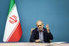 پزشکیان: باید با مردم صادق و شفاف باشیم/ با همکاری مردم مشکلات قابل حل است