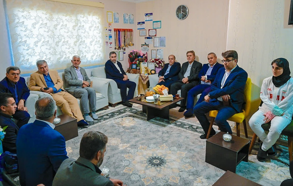 تجلیل شرکت عمران پرند از خانم گل و برترین گلزن فوتسال آسیا