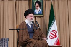 رهبر انقلاب: ۱۳ آبان باید در تاریخ و حافظه ملی بماند/ اختلاف ایران و آمریکا ذاتی است
