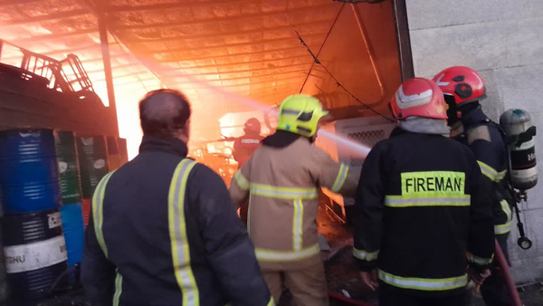 حریق گسترده در سوله ۱۶۰۰ متری تولیدی مبلمان + عکس