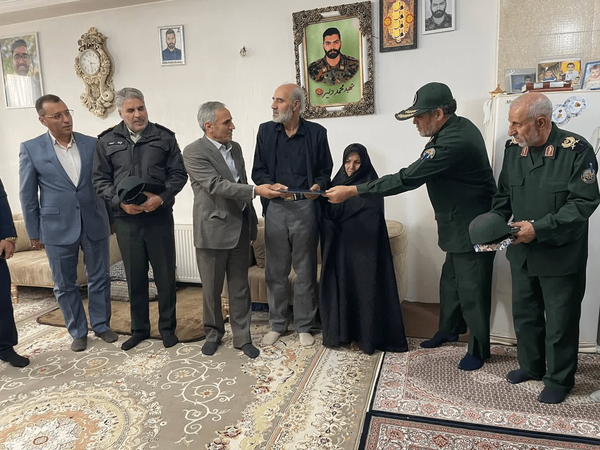دیدار نماینده ستاد کل نیروهای مسلح با خانواده‌های شهیدان نصیرشهر + فیلم و عکس
