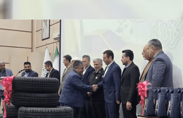 شهرداری نصیرشهر ۳۷۰ حلقه لاستیک، روغن موتور و کپسول آتش‌نشانی به رانندگان تاکسی اهدا کرد + فیلم