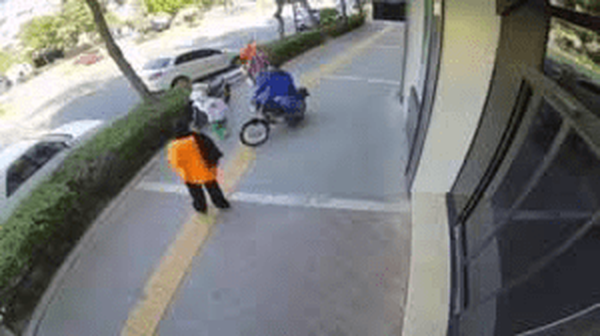 گوشی‌ قاپِ کودکان به دام افتاد + فیلم