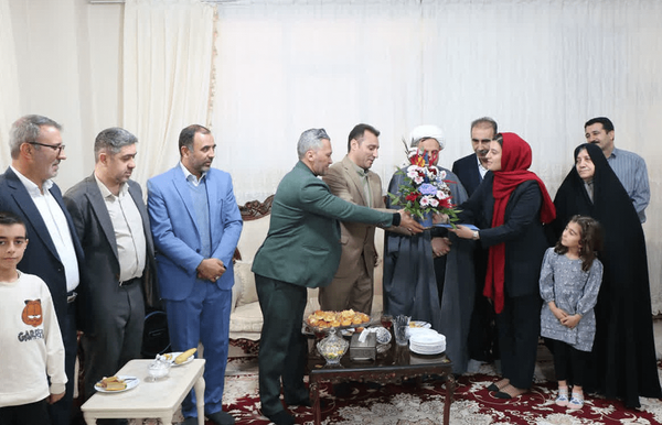 تجلیل مدیران شهری نصیرشهر از بانوی نخبه علمی