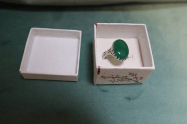 هدیه رهبر انقلاب به همسر شهیدی که انگشت و انگشتر شهیدش را ربودند