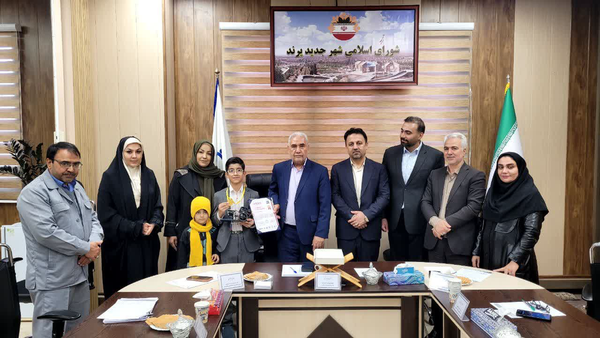 تجلیل مدیران شهری پرند از نوجوان نخبه پرندی