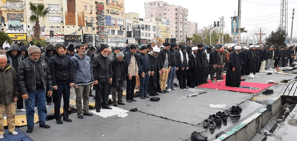 برگزاری نماز جمعه در میدان نبرد استقلال پرند زیر باران رحمت الهی + فیلم و تصاویر