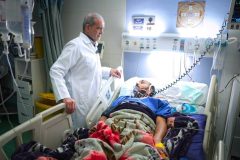 بازدید رئیس‌ جمهور از مجروحان جنایات جنگی دشمن در یکی از بیمارستان‌ها