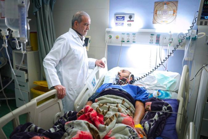 بازدید رئیس‌ جمهور از مجروحان جنایات جنگی دشمن در یکی از بیمارستان‌ها