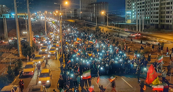 شهر پرند با راهپیمایی کیلومتری مردم ولایی ستاره‌باران شد + فیلم و تصاویر