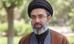 رهبر انقلاب: ارتش اسلام دلاورانه از کشور و پرچم خود دفاع می‌کند
