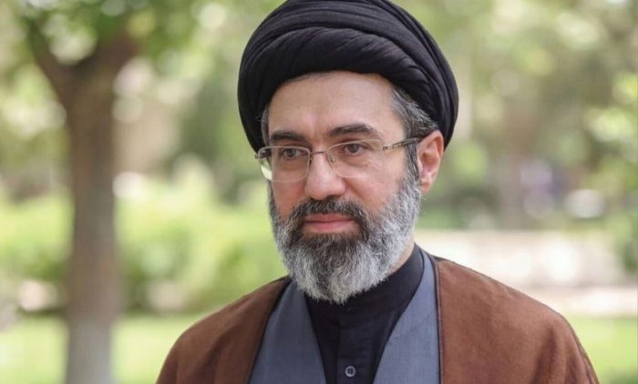 رهبر انقلاب: ارتش اسلام دلاورانه از کشور و پرچم خود دفاع می‌کند