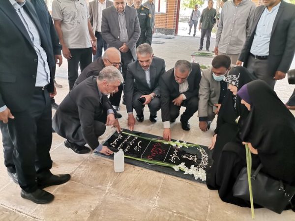 ادای احترام وزیر فرهنگ و ارشاد اسلامی به شهدای خلیج فارس