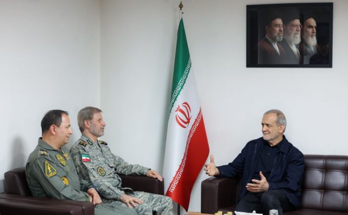 پزشکیان در دیدار با فرمانده کل ارتش: دولت با تمام ظرفیت از تقویت نیروهای مسلح حمایت می‌کند