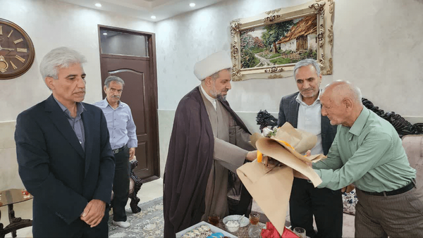 دیدار مسئولان رباط‌ کریم با خانواده‌ معزز دو شهید در سالروز آزادسازی خرمشهر + عکس