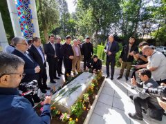 وزیر ورزش و جوانان به شهدای گمنام استانداری کردستان ادای احترام کرد