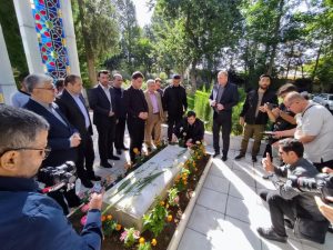 وزیر ورزش و جوانان به شهدای گمنام استانداری کردستان ادای احترام کرد