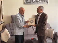 فرماندار رباط‌ کریم از پیشکسوت عکاسی شهرستان تجلیل کرد + عکس