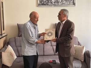 فرماندار رباط‌ کریم از پیشکسوت عکاسی شهرستان تجلیل کرد + عکس