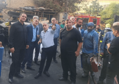 حضور میدانی فرماندار رباط‌ کریم در عملیات مهار آتش‌سوزی واحد تولید قطعات خودرو در نصیرشهر + عکس